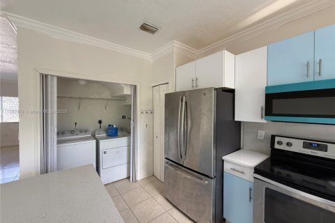 Снять в аренду таунхаус в Хомстед, Флорида 2 спальни, 108.32м2, № 1946232 - фото 3