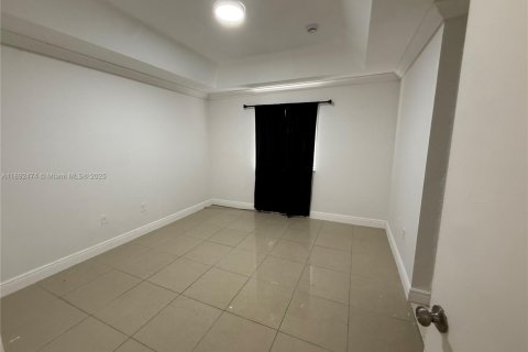 Снять в аренду таунхаус в Хомстед, Флорида 2 спальни, 108.32м2, № 1946232 - фото 8