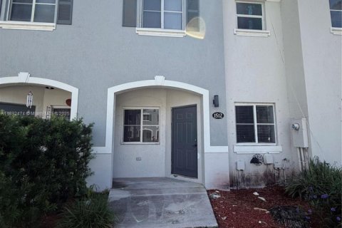 Снять в аренду таунхаус в Хомстед, Флорида 2 спальни, 108.32м2, № 1946232 - фото 1