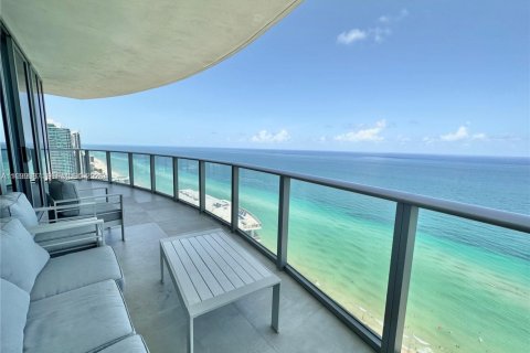 Condo in Hollywood, Florida, 2 bedrooms  № 1996790 - photo 8