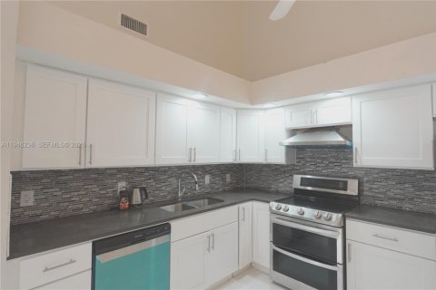 Townhouse in Boca Raton, Florida 2 bedrooms, 125.42 sq.m. № 2002580 - photo 15