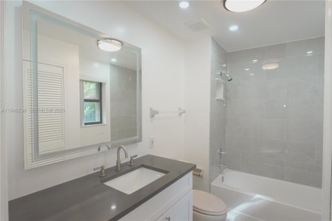 Townhouse in Boca Raton, Florida 2 bedrooms, 125.42 sq.m. № 2002580 - photo 12