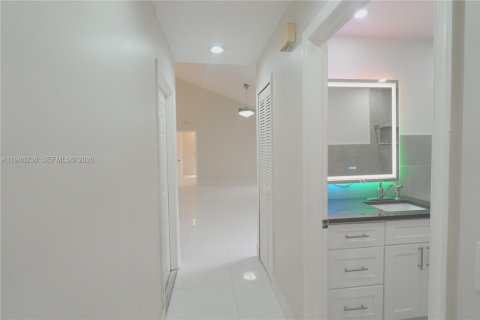 Townhouse in Boca Raton, Florida 2 bedrooms, 125.42 sq.m. № 2002580 - photo 3