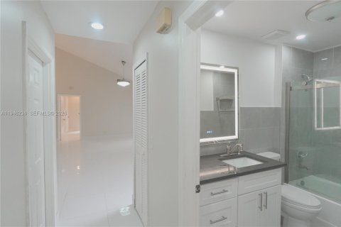 Townhouse in Boca Raton, Florida 2 bedrooms, 125.42 sq.m. № 2002580 - photo 19