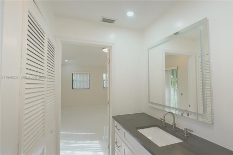Townhouse in Boca Raton, Florida 2 bedrooms, 125.42 sq.m. № 2002580 - photo 11