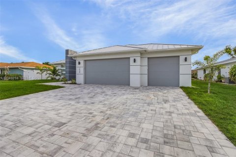 Villa ou maison à vendre à Cape Coral, Floride: 4 chambres, 218.32 m2 № 2252091 - photo 2