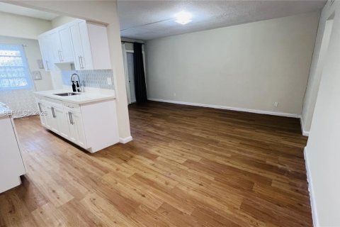 Copropriété à louer à Hallandale Beach, Floride: 1 chambre, 61.13 m2 № 2168998 - photo 4