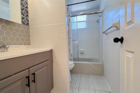 Copropriété à louer à Hallandale Beach, Floride: 1 chambre, 61.13 m2 № 2168998 - photo 10