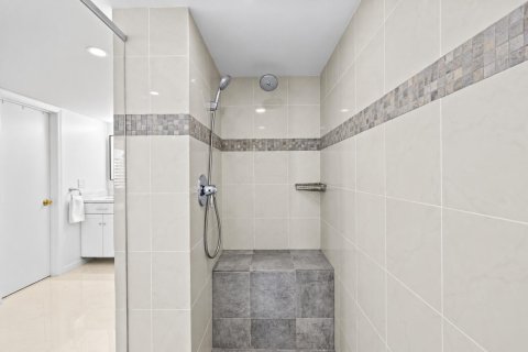Condo in Highland Beach, Florida, 2 bedrooms  № 2413359 - photo 30