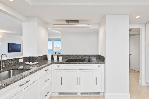 Condo in Highland Beach, Florida, 2 bedrooms  № 2413359 - photo 16