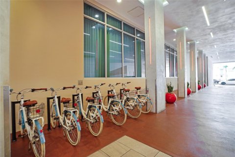 Condo in Hollywood, Florida, 1 bedroom  № 850291 - photo 1
