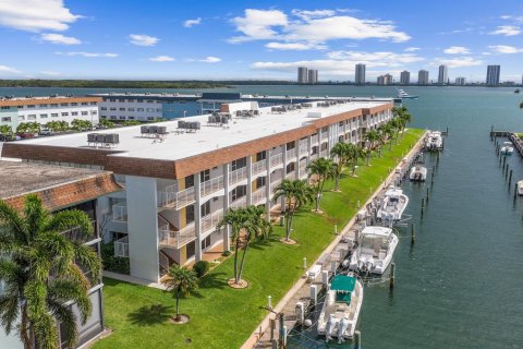 Condo in North Palm Beach, Florida, 2 bedrooms  № 2293498
