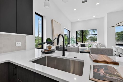Townhouse in Saint Petersburg, Florida 3 bedrooms, 147.9 sq.m. № 2238532 - photo 14