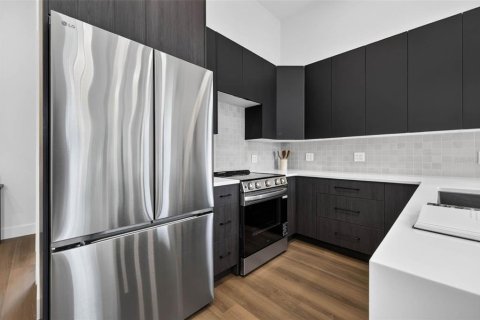 Townhouse in Saint Petersburg, Florida 3 bedrooms, 147.9 sq.m. № 2238532 - photo 12