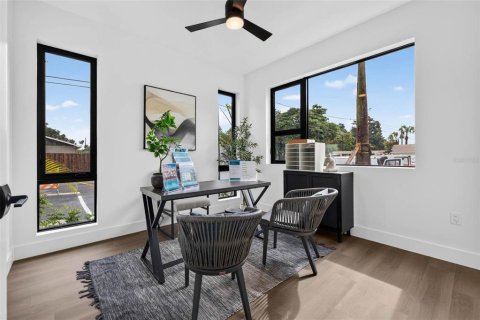 Townhouse in Saint Petersburg, Florida 3 bedrooms, 147.9 sq.m. № 2238532 - photo 9