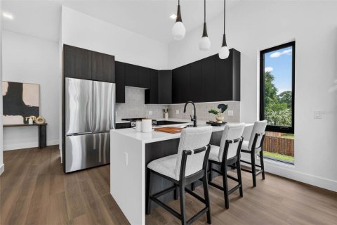 Townhouse in Saint Petersburg, Florida 3 bedrooms, 147.9 sq.m. № 2238532 - photo 11