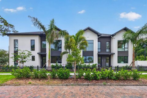 Townhouse in Saint Petersburg, Florida 3 bedrooms, 147.9 sq.m. № 2238532 - photo 3