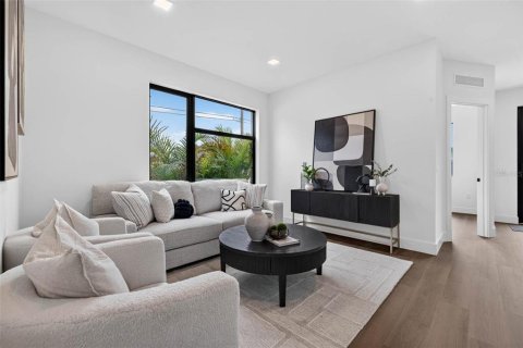 Townhouse in Saint Petersburg, Florida 3 bedrooms, 147.9 sq.m. № 2238532 - photo 6