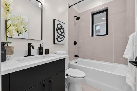 Townhouse in Saint Petersburg, Florida 3 bedrooms, 147.9 sq.m. № 2238532 - photo 8