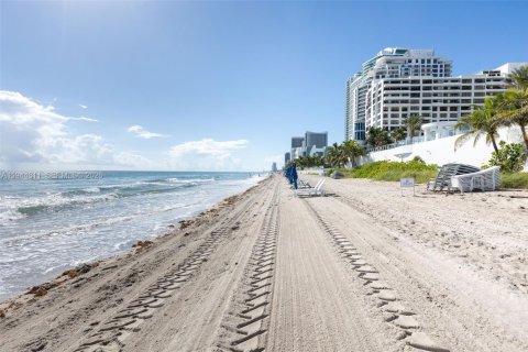 Купить кондоминиум в Холливуд, Флорида 2 спальни, 108.7м2, № 2001743 - фото 19