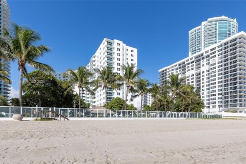 Купить кондоминиум в Холливуд, Флорида 2 спальни, 108.7м2, № 2001743 - фото 17