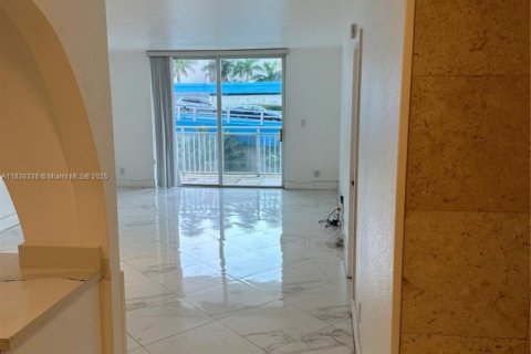 Condominio en venta en Hallandale Beach, Florida, 1 dormitorio, 66.8 m2 № 1823896 - foto 2