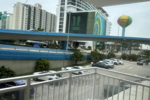 Condominio en venta en Hallandale Beach, Florida, 1 dormitorio, 66.8 m2 № 1823896 - foto 1