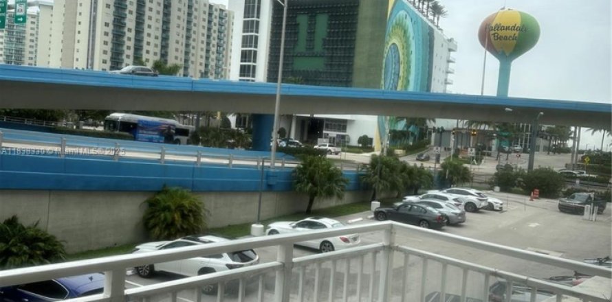 Condominio en Hallandale Beach, Florida, 1 dormitorio  № 1823896