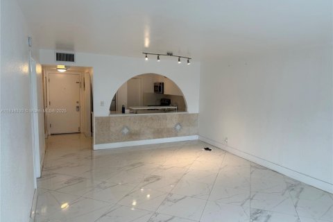 Condominio en venta en Hallandale Beach, Florida, 1 dormitorio, 66.8 m2 № 1823896 - foto 3