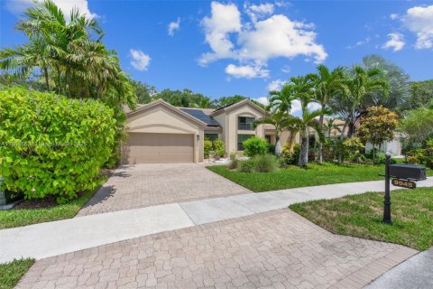 House in Davie, Florida 4 bedrooms, 223.52 sq.m. № 1892651 - photo 1