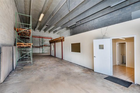 Commercial property in Miami, Florida № 1845805 - photo 4