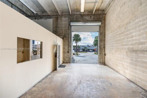Commercial property in Miami, Florida № 1845805 - photo 6