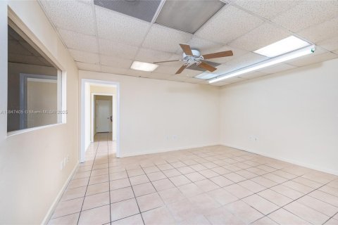 Commercial property in Miami, Florida № 1845805 - photo 19