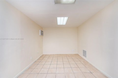 Commercial property in Miami, Florida № 1845805 - photo 24