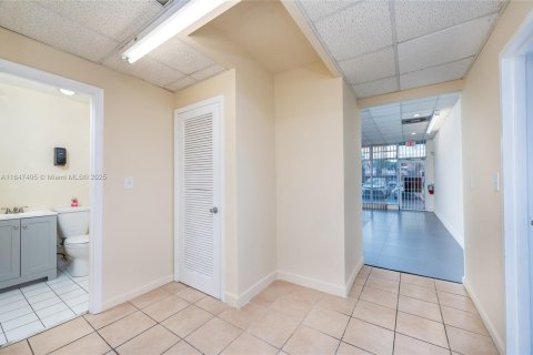 Commercial property in Miami, Florida № 1845805 - photo 16