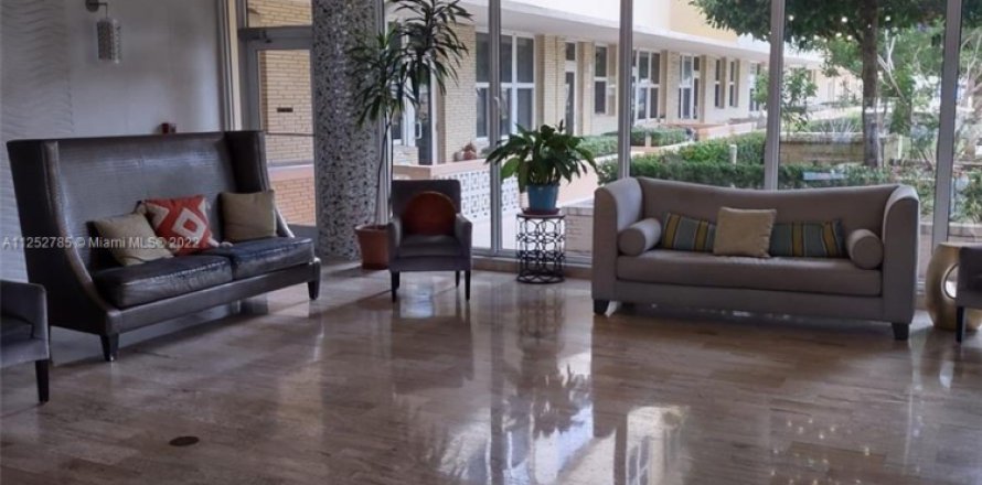 Estudio en el Condominio en Miami Beach, Florida  № 2077227