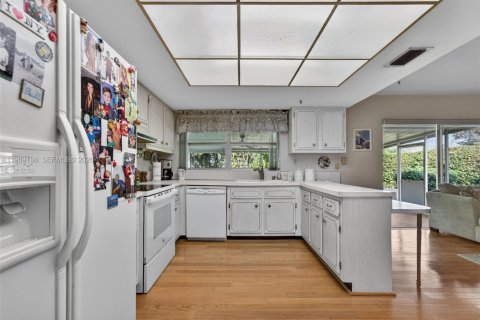 House in Miami, Florida 4 bedrooms, 165.09 sq.m. № 2030288 - photo 9