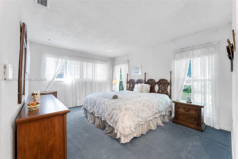 House in Miami, Florida 4 bedrooms, 165.09 sq.m. № 2030288 - photo 11