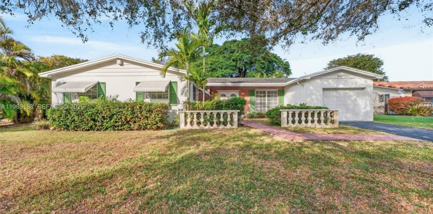 House in Miami, Florida 4 bedrooms, 165.09 sq.m. № 2030288