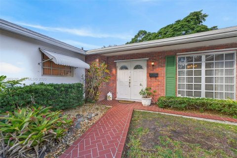 House in Miami, Florida 4 bedrooms, 165.09 sq.m. № 2030288 - photo 3