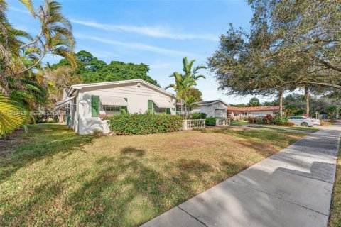 House in Miami, Florida 4 bedrooms, 165.09 sq.m. № 2030288 - photo 2