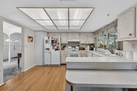 House in Miami, Florida 4 bedrooms, 165.09 sq.m. № 2030288 - photo 8