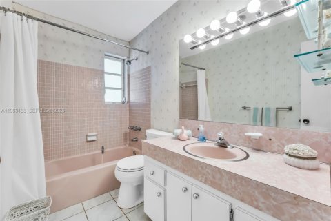House in Miami, Florida 4 bedrooms, 165.09 sq.m. № 2030288 - photo 14