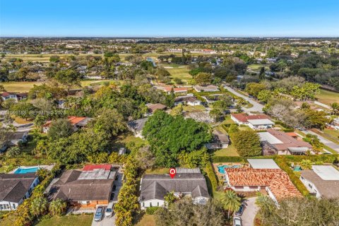 House in Miami, Florida 4 bedrooms, 165.09 sq.m. № 2030288 - photo 23