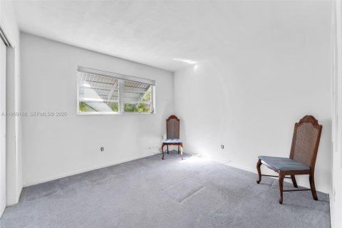 House in Miami, Florida 4 bedrooms, 165.09 sq.m. № 2030288 - photo 12