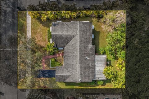 House in Miami, Florida 4 bedrooms, 165.09 sq.m. № 2030288 - photo 21