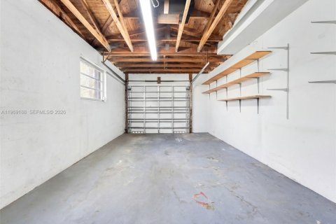 House in Miami, Florida 4 bedrooms, 165.09 sq.m. № 2030288 - photo 16