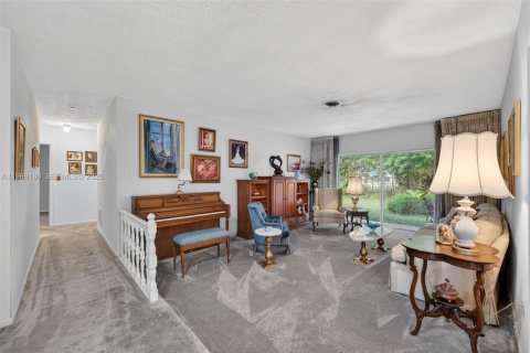 House in Miami, Florida 4 bedrooms, 165.09 sq.m. № 2030288 - photo 5