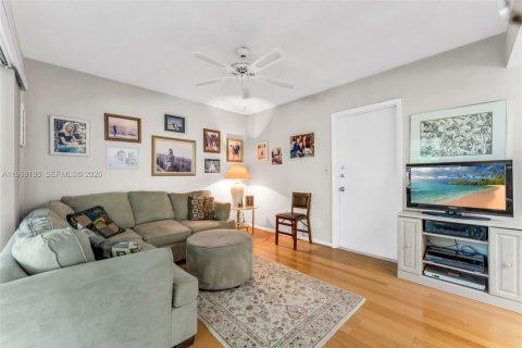 House in Miami, Florida 4 bedrooms, 165.09 sq.m. № 2030288 - photo 10