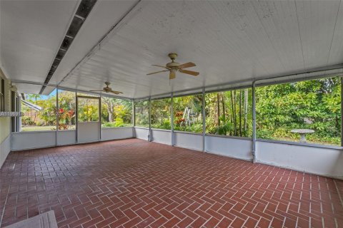 House in Miami, Florida 4 bedrooms, 165.09 sq.m. № 2030288 - photo 17